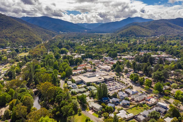 Een Luchtfoto Van Prachtige Stad Bright Victoriaanse Alpen Australië — Stockfoto