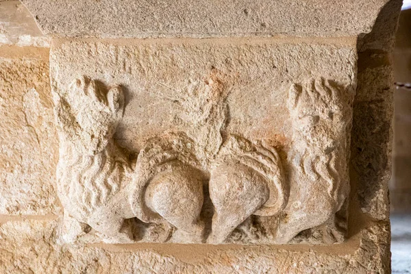 스페인에 마리아의 궁전에 로마네스크 양식의 기둥들 — 스톡 사진