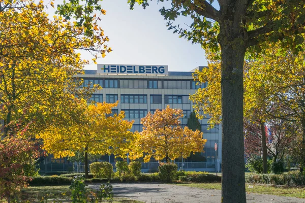海德堡德鲁克马希南公司总部设在沃尔多夫威斯洛奇 穿过停车场对面的树林看 — 图库照片