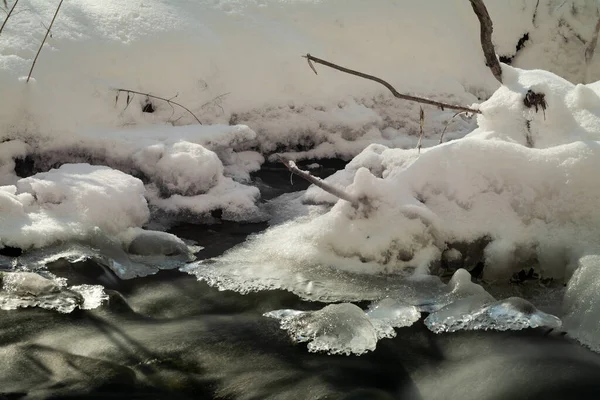 Una Foto Río Que Fluye Rocas Cubiertas Heladas Nieve — Foto de Stock