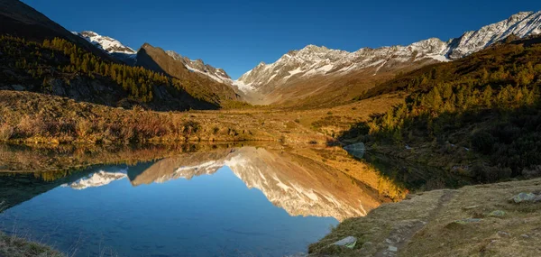 Refleksja Jesiennego Lasu Modrzewiowego Krajobrazu Górskiego Jeziorze Grundsee Wallis Loetschental — Zdjęcie stockowe