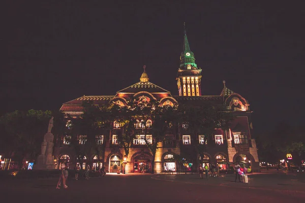 Uma Vista Edifício Mcdonald Noite Subotica Sérvia — Fotografia de Stock