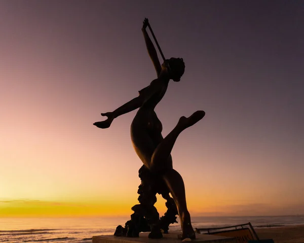 Una Silueta Estatua Bailarina Gold Coast Australia Durante Amanecer — Foto de Stock