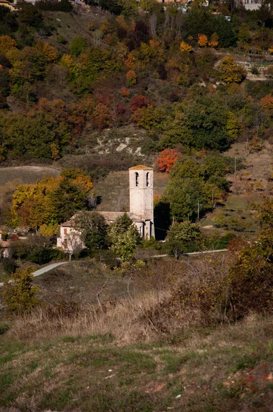 Colpo Verticale Una Chiesa Una Collina Immersa Nel Verde — Foto Stock