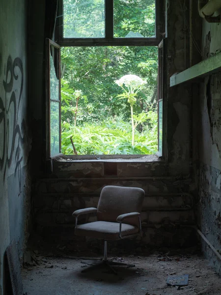 Terk Edilmiş Bir Odada Eski Bir Sandalyenin Dikey Görüntüsü — Stok fotoğraf