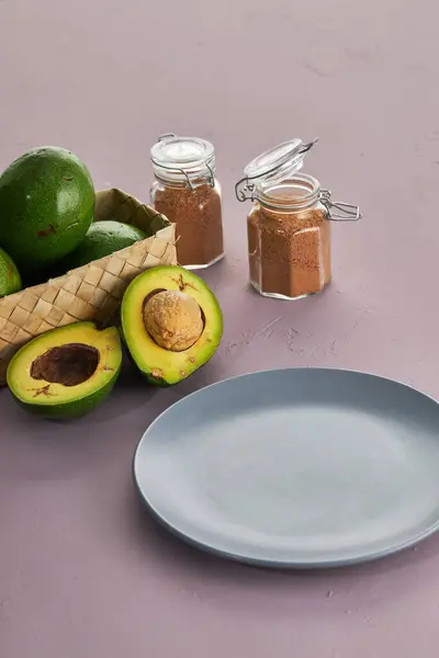 Una Toma Vertical Aguacates Plato Especias Rojas Recipientes Sobre Una — Foto de Stock