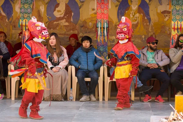 Grupa Ludzi Buddyjskich Maskach Tańczących Tikshey Gompa Ladakh Indie — Zdjęcie stockowe