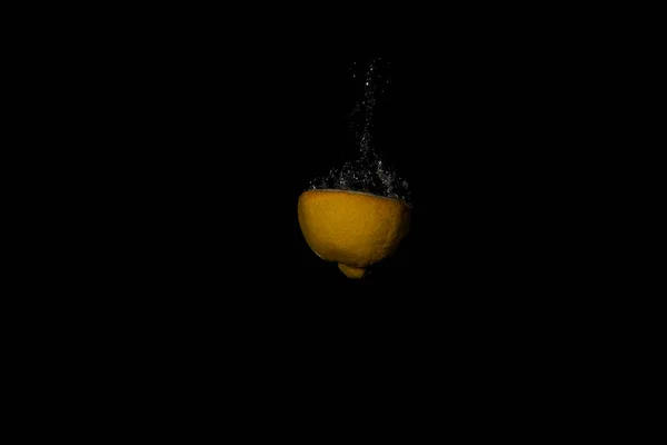 Gros Plan Citron Dans Eau Sur Fond Noir — Photo