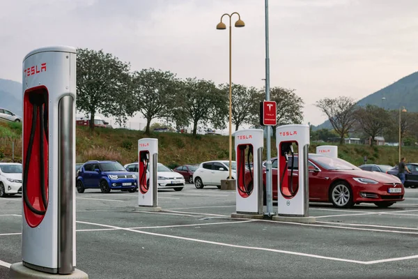Tesla Süper Şarj Istasyonunda Açık Havaya Park Edilmiş Elektrikli Arabalar — Stok fotoğraf