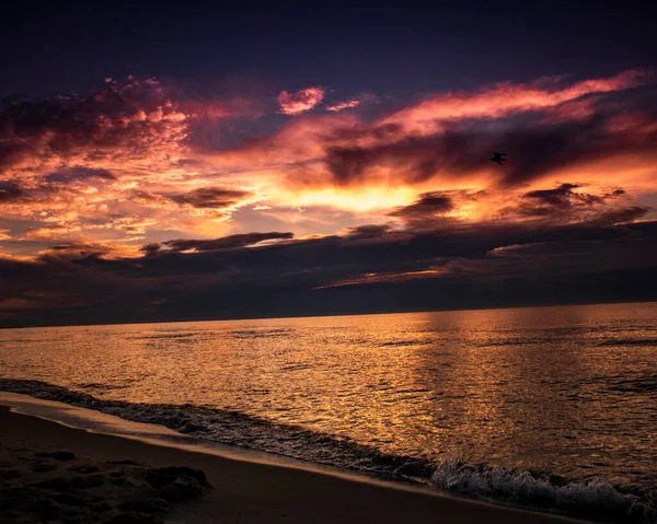 Schöne Aufnahme Eines Sonnenuntergangs Über Der Ostsee Mit Wellen Die — Stockfoto
