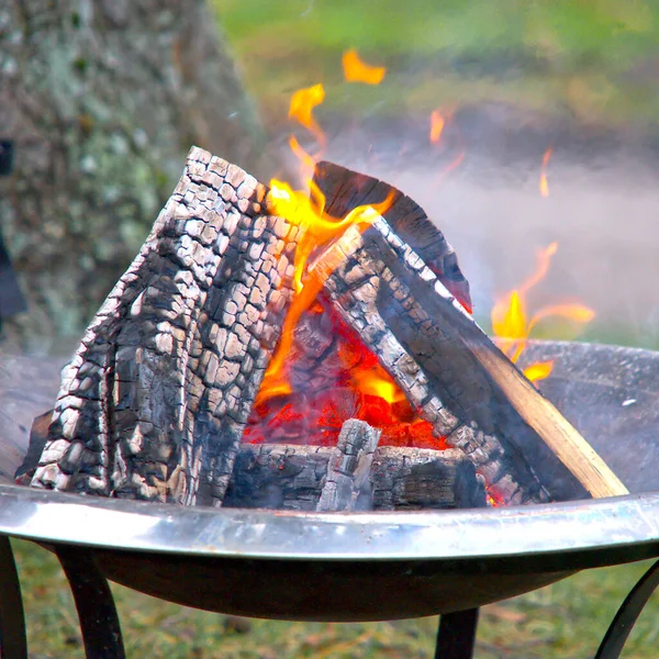 Een Close Van Een Klein Kampvuur Met Verbrande Stukken Hout — Stockfoto