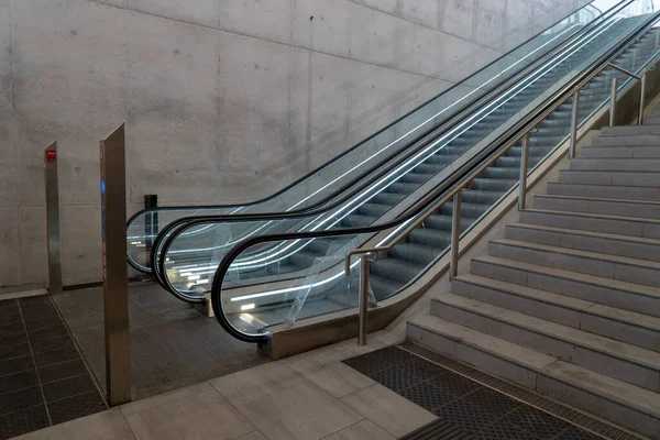 Rulltrappa Som Leder Ner Tunnelbana — Stockfoto