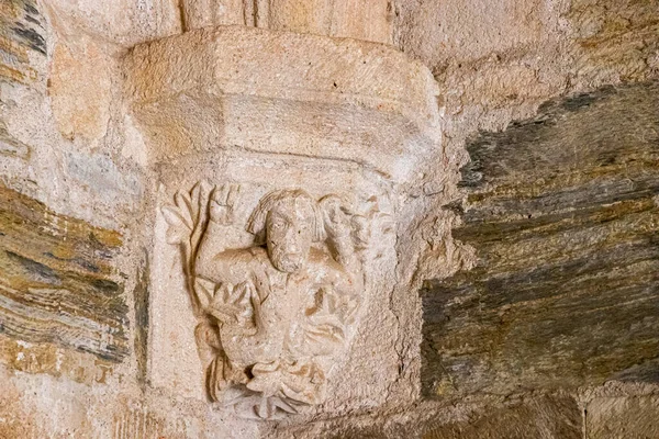西班牙卡拉塞多圣玛丽修道院的一个详细的罗曼式冠冕 — 图库照片