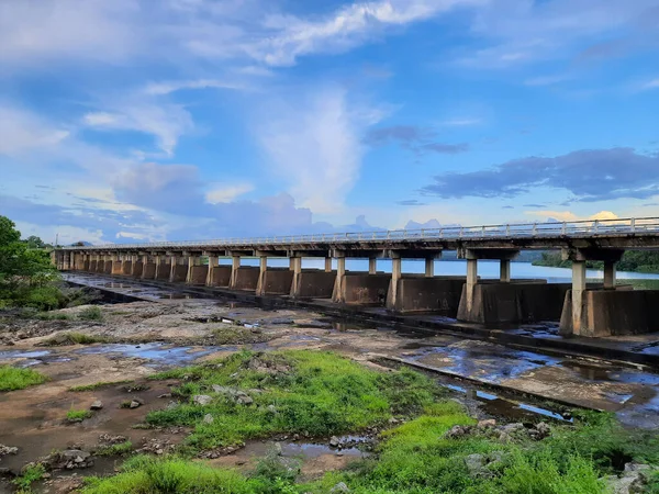 Sebuah Gambar Yang Indah Dari Jembatan Besar Samping Danau Pada — Stok Foto