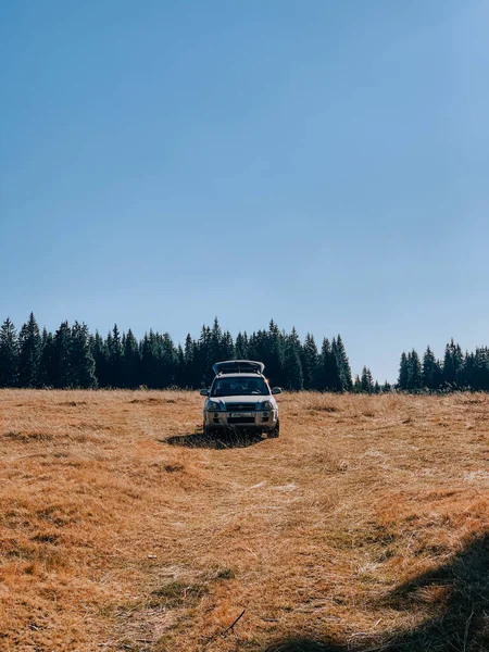 Tiro Vertical Carro Estacionado Para Piquenique Nas Montanhas Cárpatas Romenas — Fotografia de Stock