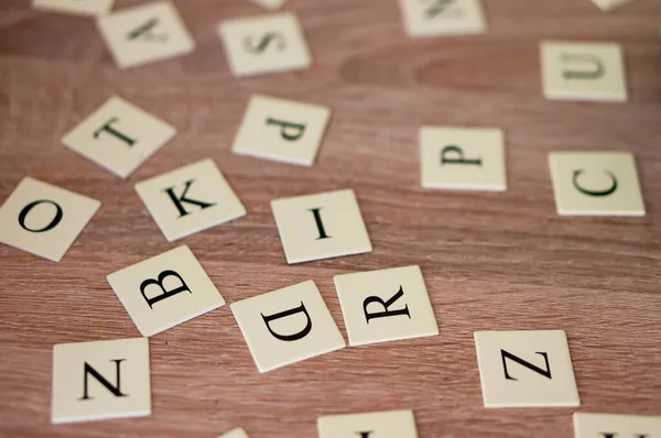 Mise Point Sélective Des Lettres Anglaises Sur Une Table Bois — Photo