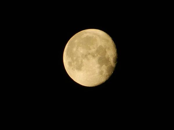 Gele Volle Maan Geïsoleerd Donkere Nachtelijke Hemel — Stockfoto