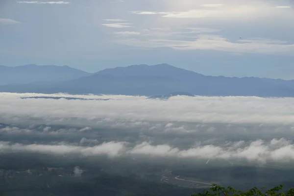 Ein Morgendlicher Blick Auf Wolken Die Die Hügel Bedecken — Stockfoto