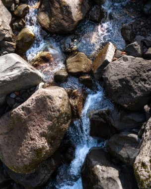Wilkies Pool, Taranaki Dağı, Yeni Zelanda 'da kayaların üzerinden akan küçük bir dere.