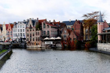 Brüksel, Belçika 'da bir göl kenarındaki bazı binaların güzel bir görüntüsü.