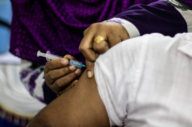 Barishal, Bangladeş 'teki yerel bir hastanede Moderna aşısı yaptıran bir hasta.