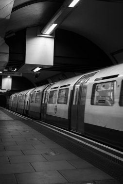 Londra, İngiltere 'deki Yeraltı İstasyonu' nun gri tonlu bir görüntüsü