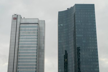 Frankfurt, Almanya 'da kasvetli bir gökyüzü altında alçak açılı gökdelenler.