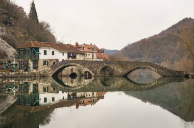 Crnojevica Rijeka Karadağ 'daki bir göldeki köprünün yansıması
