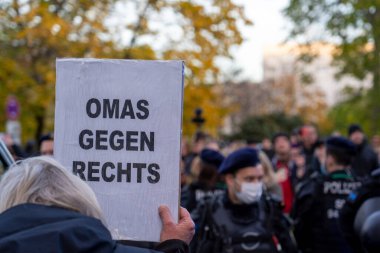 Leipzig, Almanya - 06 Kasım 2021: Yaşlı bir kadın bir gösteride üzerinde 