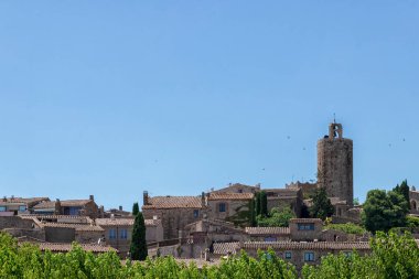 Bir yaz günü İspanya 'da Costa Brava' daki Pals kasabasının manzarası.