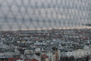 Bulutlu bir günde Avusturya, Viyana 'nın bir şehir manzarası.