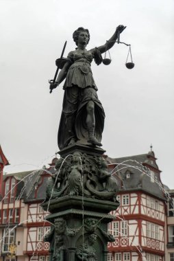 Themis 'in heykelinin dikey çekimi.