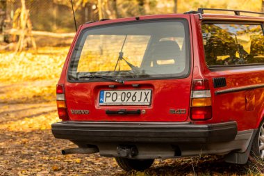 Podbialowa Ormanı 'nda park halindeki eski kırmızı Volvo vagonunun yakın çekimi, Poznan, Polonya