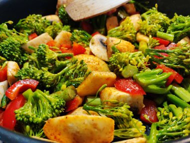 Lezzetli bir brokoli salatasının yakın çekimi..