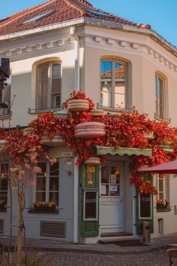 Litvanya, Vilnius 'ta yapay yaprak ve badem kurabiyeleriyle dekore edilmiş bir binanın dikey görüntüsü.