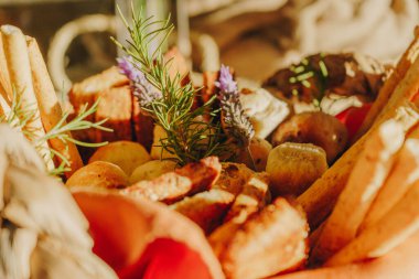 Sepetteki bir çeşit ekmeğin yakın plan çekimi.