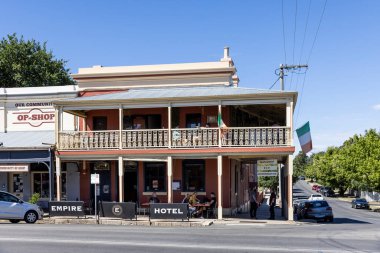 19 Aralık 2020 Beechworth Avustralya: İmparatorluk Oteli, Beechworth, Victoria, Avustralya 'da gurme yemekleri servis eden bir bar.