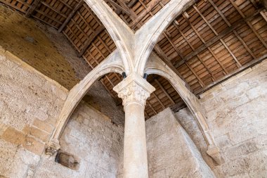 Saint Mary Manastırı, Carracedo, El Bierzo, İspanya 'daki Kraliyet Sarayı' nın düşük açılı bir görüntüsü.