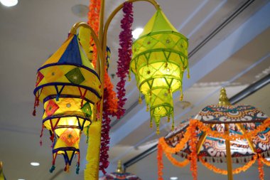 Deepavali festivali sırasında dekore edilmiş Hint kumaşı fener süslemesi.