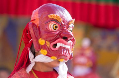 Ladakh, Hindistan 'da Tikshey Gompa' da Budist maskeli biri dans ediyor.