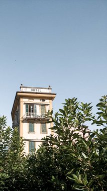 İtalya 'da Lago di Garda' nın güneşli sahillerinde bir otele yakın çekim.