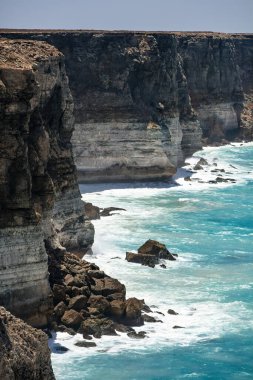 Büyük Avustralya Körfezi 'nin batı Avustralya tarafındaki kireçtaşı kayalıklarının dikey çekimi.