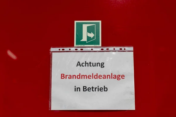 Banner Warnung Brandmeldeanlage Betrieb Auf Deutsch Einer Roten Wand — Stockfoto