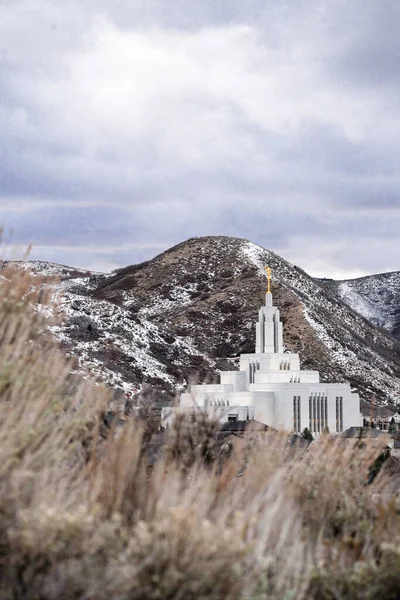 Vertical Shot Lds Temple Golden Angel Moroni Statue Top Drape — Stock Photo, Image