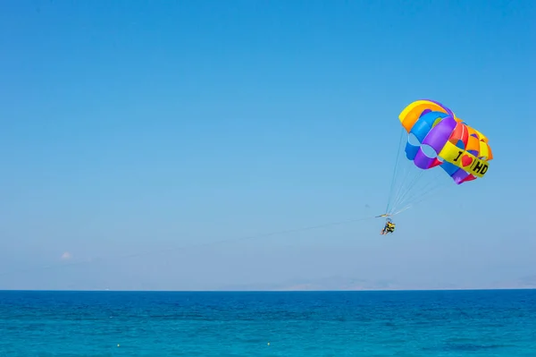 Piękny Widok Dwie Osoby Korzystające Parasailing Akti Kanari Beach Grecja — Zdjęcie stockowe