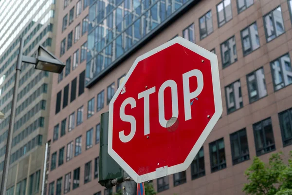 Közelkép Egy Stoptábláról Egy Modern Épület Háttérben — Stock Fotó