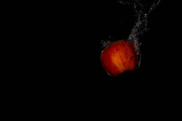 Крупним Планом Знімок Червоного Яблука Воді Чорному Тлі — стокове фото