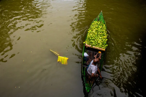 一个带Guavas乘船抵达Bhimruli浮动市场在批发市场上销售的卖方 — 图库照片