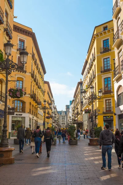 Zaragoza 'daki işlek Alfonso sokağında insanların güneşli bir günde yürüyüş yaptığı dikey bir çekim.