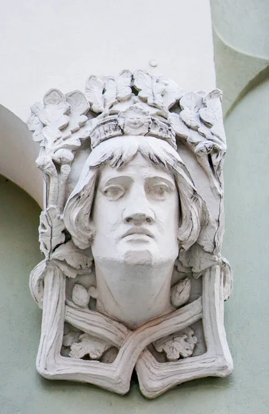 Uma Escultura Cara Uma Parede Edifício Branco — Fotografia de Stock